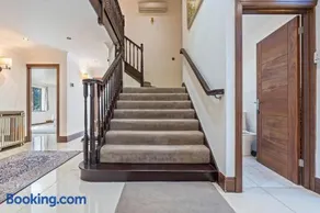 Bray - 6 Bedroom Detached Family House - Gated Parking for 6 cars, Sleeps 11, Bray, Maidenhead - Image 4