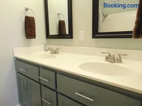 Q4 Professionally decorated upstairs beautiful soothing colors close to back pool - Image 4