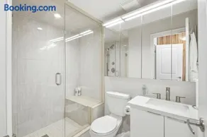 Bayview Townhouse 2BR & Parking - Image 3