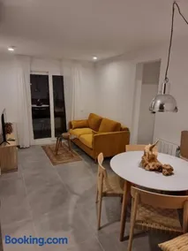 Apartamento NINES moderno y céntrico, en zona tranquila cerca de la playa - Image 1