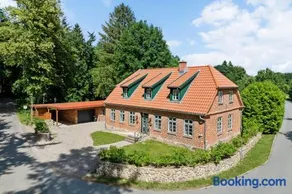 GUT KLETKAMP "Försterei" - Freistehendes Backsteinhaus mit 4 Schlafzimmern ruhig am Waldrand gelegen I Kamin I Garten & Terrasse I 15 Min zur Ostsee I 3 Bäder I Küche I Parkplatz I WLAN - Image 1