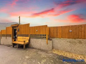 Kinky Kabin w Hot Tub, Sauna and Rooftop Garden - Image 2
