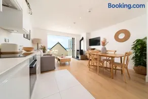 Ocean Reach, Stunning Sea View and Balcony, 2 BR, 2 BA, Parking - Image 5