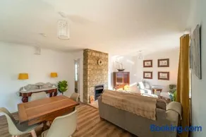 Bumble Bee Bungalow Serviced Accommodation - Image 3