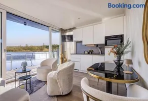 Houseboats Lemmer Luxury stay on the water in Friesland - Image 3