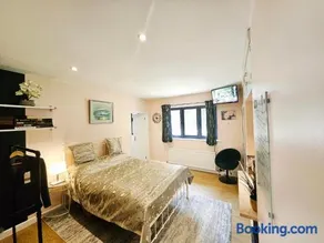 2 Double bedroom, 2 Bathroom House in Brockenhurst SO42 - Image 2
