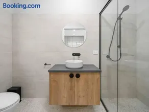 Central Studio in new townhouse - Image 3
