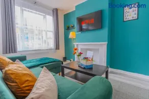 The Medway Hub Contractors & Families Welcome -Sleeps 6 - Pool Table - Image 3