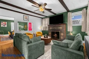 Charming 4BR Retreat in Arlington Sleeps 12 NearDC - Image 1