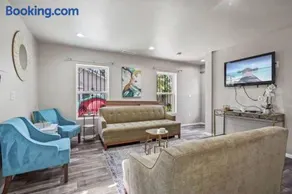Spacious family Guesthouse private entry near six flags - Image 2