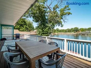 Lake Front Outdoor Living Sleeps 8 - Image 2
