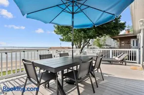 Beachfront Apartment - 8 min from downtown - Image 4