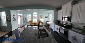 Spacious 5BR w/parking near DC Sleeps 12 - Image 3