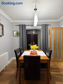 Stunning 2 Bedroom Bungalow - Free Parking - Convenient Location - Image 3