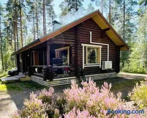 Uniikki lomamökki mäntymetsässä järven edustalla - Image 1