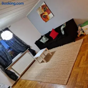 Villa med egen parkering. Möjlighet att boka från 1 och upp till 5 personer. - Image 3