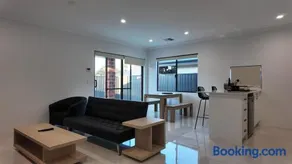 Summit Haven - Cozy Home in Wellard near Train Station , Kwinana & Rockingham Beach - Image 2