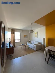 Studio flat in Les Arceaux with separate kitchen, bright, quiet, trendy, central - Image 1