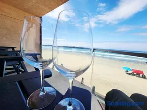 Modern Coastal Escape Breathtaking Ocean - Image 2