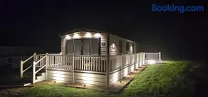 Hot Tub Lodge Cornwall - Meadow Lakes Holiday Park - Image 2