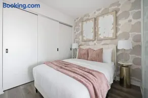 Chic 2BR Urban High-Rise Scenic City Views - Image 3