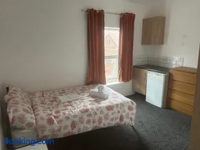Cosy 4 Bedroom Walsall House - Free WiFi & Parking - Image 2