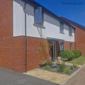 The Lancers, Cheriton, Kent - Modern Double Room with En-Suite, Parking & Fast WiFi - Close to Channel Tunnel - Image 2