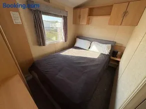 Seaside Caravan in Leisure Park with WiFi & Parking with decking 2 bedrooms - Image 3