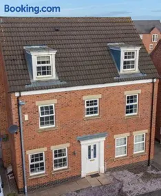 Spacious 5-Bed Detached House, Sleeps 10, Parking - Image 2