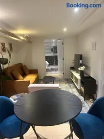 Beautiful and Cozy Apartment 20 mins from Times Sq - Image 2