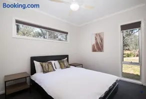 Ironbark Cabin at Homewood Lodge - Image 4
