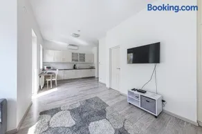 Cozy Stay at Margaret Blvd Prime Buda Location with AC - Image 3
