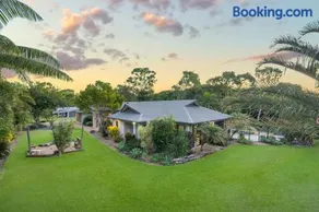 Spacious Family Retreat with Pool - Image 2