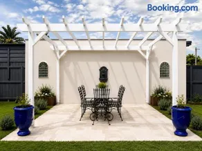 Charming Heritage Haven 'Ye Olde St Leonards Hotel' 3 Bedroom, Pet Friendly, Fire Place, Free Wifi & Netflix, Walk to Beach & Shops - Image 1
