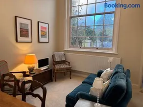 Unique garden flat in converted chapel - Hungerford - Image 1