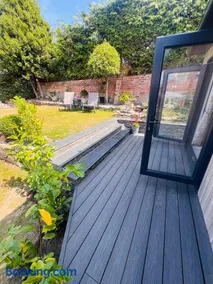 Plas Bach Annexe - Stylish Garden Annexe in the Heart of Prestatyn North Wales Less than 5 mins walk to high street We welcome workers couples solo travellers or small families More info in host details - Image 2