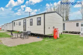 Starlink Wi-Fi Near Pool & Beach 3BR Seton Sands - Image 2