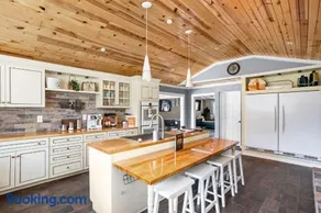 Sleeps 10, Indoor and Outdoor Theaters, Batting Cage, & Games! - Image 1