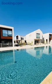 Avalon Gardens Pink&Blue Villa with swimming pools sauna restaurant gym - Image 4