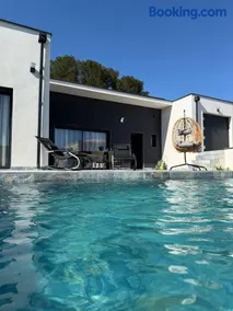 Villa neuve piscine Bali Spa Vue Pyrénées 5 min Cité - Image 1