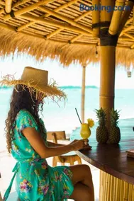 Island View Bar & Bungalow - Image 3