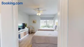Pinecrest #1 2BR 4 Beds Free Parking - Image 4
