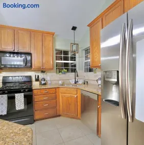 Gorgeous 4 bedroom 2,5 bath Home with Heated Pool, Spa & Game Room close to DFW Airport, Gaylord Convention Center, Shops and Restaurants - Image 4
