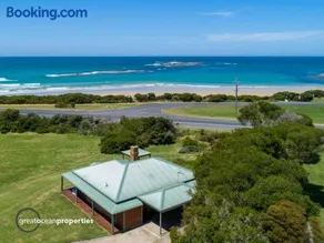 Sunny's Beach House in Apollo Bay with Jacuzzi - Image 1