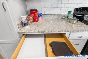 Elegant 1BR/1BA Condo with Pool, Gym and Laundry - Image 2