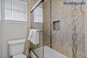 Stylish 3-Bedroom Austin Home in a Seriously Convenient Location - Image 3