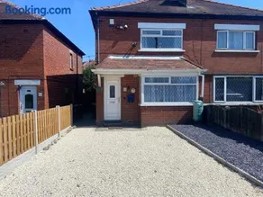 Darfield 4 Bedrooms Home 6 Beds 2 Showers Driveway Parking For Business Stays - Image 4