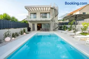 Villa Mariva Sutivan, Modern 4BR & Heated Pool - Image 1