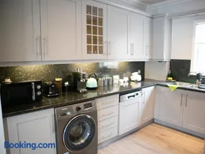 Bright Private Terrace - Free Private Parking - TV - WiFi - Netflix - Image 3