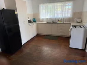 Comfortable 4 bedroom house - Image 4